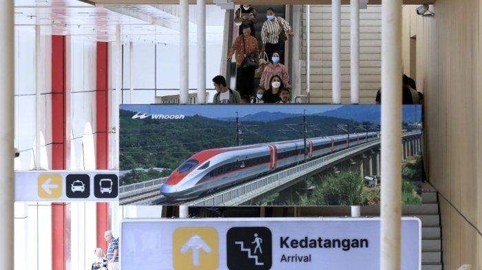 Penumpang kereta cepat Whoosh tiba di Stasiun Padalarang, Kabupaten Bandung Barat (KBB), Jumat (27/12/2024).