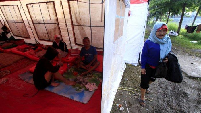 Warga terdampak banjir makan pagi di tenda pengungsian di Taman Air, Kampung Cijagra, RW 10, Desa/Kecamatan Bojongsoang, Kabupaten Bandung, Jawa Barat, Jumat (29/11/2024).