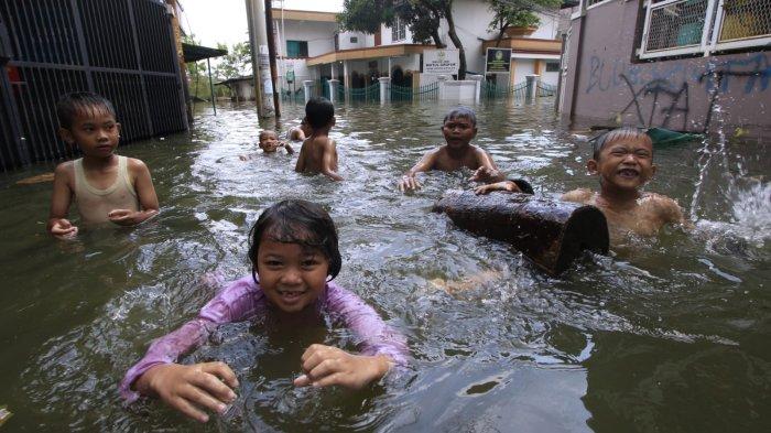 Sejumlah anak kecil berenang di jalan kampung yang tergenang banjir di Kampung Cijagra, RW 10, Desa/Kecamatan Bojongsoang, Kabupaten Bandung, Jawa Barat, Jumat (29/11/2024).