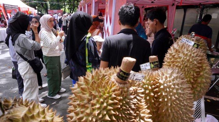 Pengunjung membeli jajanan pada gelaran Bandung Seuhah Festival 2024, di area parkir Balai Kota Bandung, Jalan Wastukencana, Kota Bandung, Jawa Barat, Sabtu (30/11/2024).