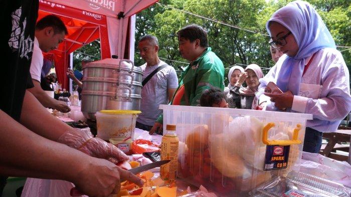 Pengunjung membeli jajanan pada gelaran Bandung Seuhah Festival 2024, di area parkir Balai Kota Bandung, Jalan Wastukencana, Kota Bandung, Jawa Barat, Sabtu (30/11/2024).