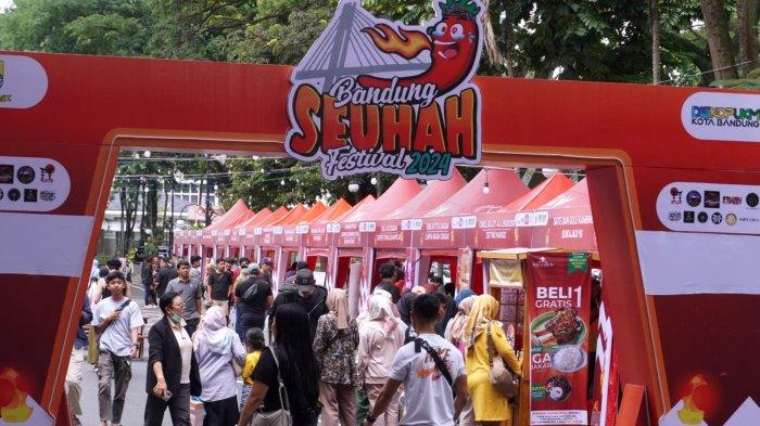 Pengunjung menghadiri gelaran Bandung Seuhah Festival 2024, di area parkir Balai Kota Bandung, Jalan Wastukencana, Kota Bandung, Jawa Barat, Sabtu (30/11/2024).