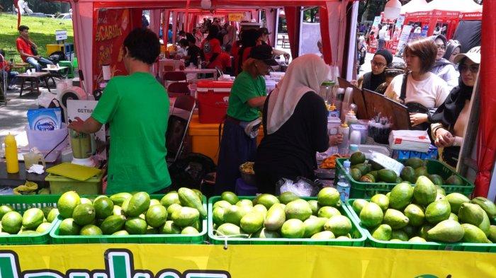 Pengunjung membeli jajanan pada gelaran Bandung Seuhah Festival 2024, di area parkir Balai Kota Bandung, Jalan Wastukencana, Kota Bandung, Jawa Barat, Sabtu (30/11/2024).