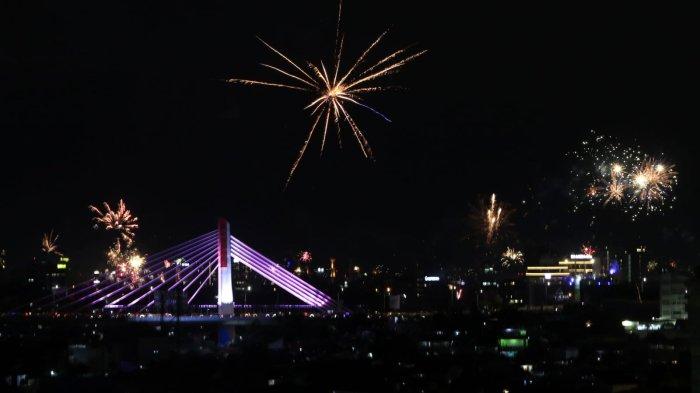 Pesta kembang api merayakan tahun baru 2025 mewarnai langit Kota Bandung, Jawa Barat, Rabu (1/1/2025), tepat pukul 00.00 WIB.