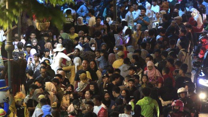 Ribuan warga yang akan merayakan malam pergantian tahun baru 2025 memadati kawasan Jalan Asia Afrika, Kota Bandung, Jawa Barat, Selasa (31/12/2024) malam.