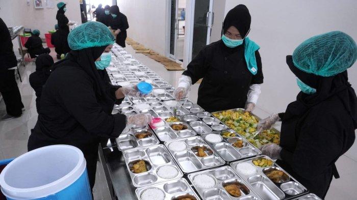 Relawan menyiapkan makanan sehat bergizi untuk pelajar dalam program Makan Bergizi Gratis (MBG) hari pertama, di Dapur Sehat Anak Bangsa (DSAB) Lanud Husein Sastranegara, Kota Bandung, Jawa Barat, Senin (6/1/2025).