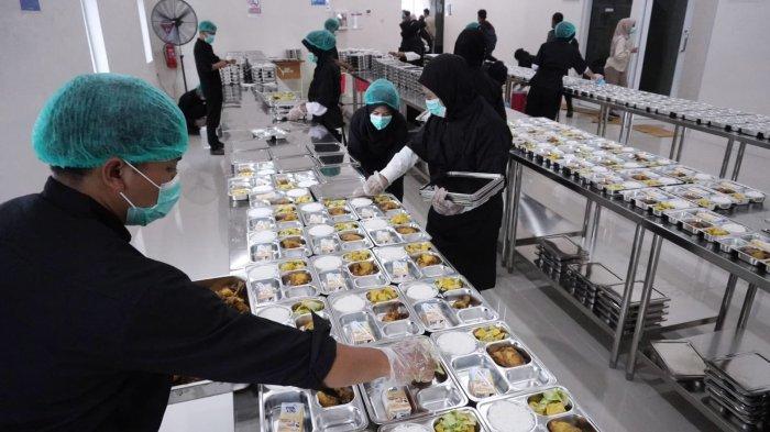 Relawan menyiapkan makanan sehat bergizi untuk pelajar dalam program Makan Bergizi Gratis (MBG) hari pertama, di Dapur Sehat Anak Bangsa (DSAB) Lanud Husein Sastranegara, Kota Bandung, Jawa Barat, Senin (6/1/2025).