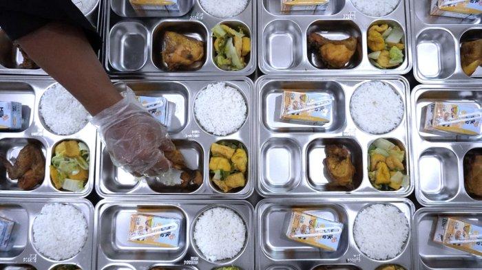 Relawan menyiapkan makanan sehat bergizi untuk pelajar dalam program Makan Bergizi Gratis (MBG) hari pertama, di Dapur Sehat Anak Bangsa (DSAB) Lanud Husein Sastranegara, Kota Bandung, Jawa Barat, Senin (6/1/2025).