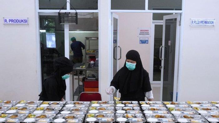 Relawan menyiapkan makanan sehat bergizi untuk pelajar dalam program Makan Bergizi Gratis (MBG) hari pertama, di Dapur Sehat Anak Bangsa (DSAB) Lanud Husein Sastranegara, Kota Bandung, Jawa Barat, Senin (6/1/2025).
