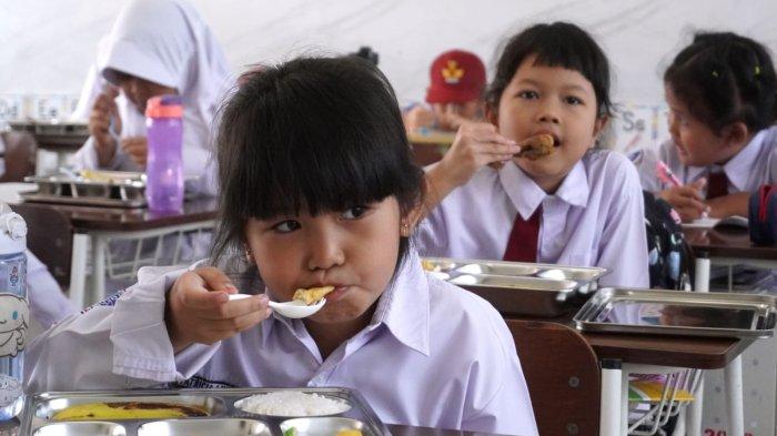 Pelajar menyantap makanan sehat bergizi dalam program Makan Bergizi Gratis (MBG) hari pertama, di SMA Angkasa, Lanud Husein Sastranegara, Kota Bandung, Jawa Barat, Senin (6/1/2025).