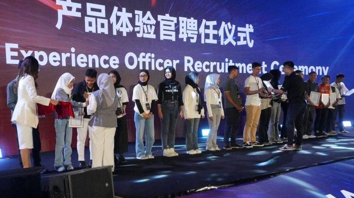Vice President Goda, Roc Li memberikan sertifikat surat pengangkatan kepada 19 orang product experience officer Goda pada gelaran 