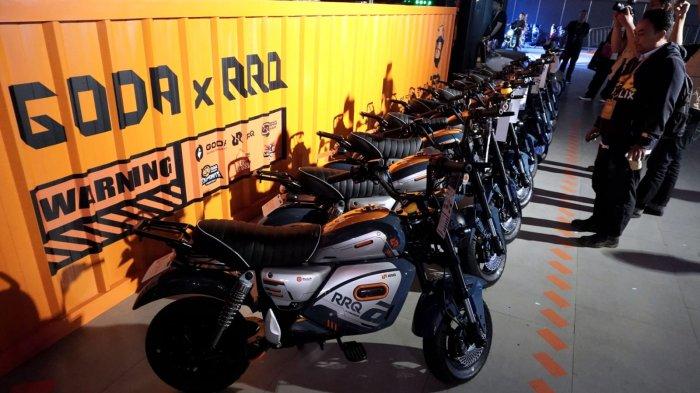 Pengunjung mengamati unit motor listrik Goda yang dipamerkan pada gelaran 