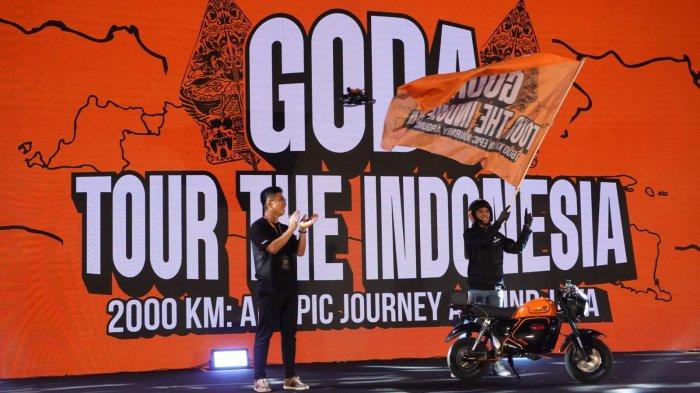 Vice President Goda, Roc Li (kiri) menyaksikan Rider Jati Wahyu Aji mengibarkan bendera sebagai tanda dimulainya kampanye 