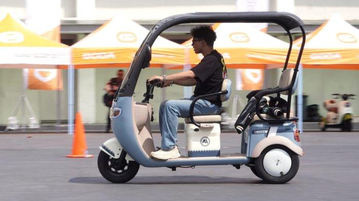 Pengunjung mencoba unit motor listrik Goda pada gelaran 