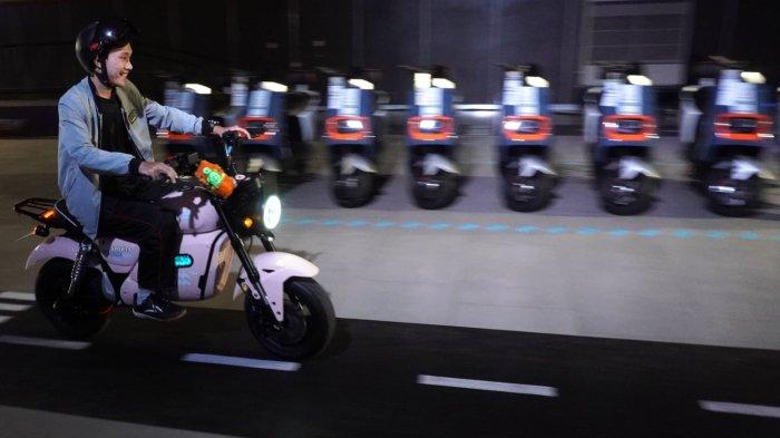 Pengunjung mencoba unit motor listrik Goda pada gelaran 