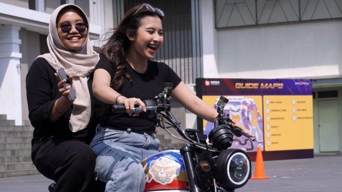 Pengunjung mencoba unit motor listrik Goda pada gelaran 