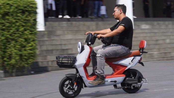 Pengunjung mencoba unit sepeda listrik Goda pada gelaran 