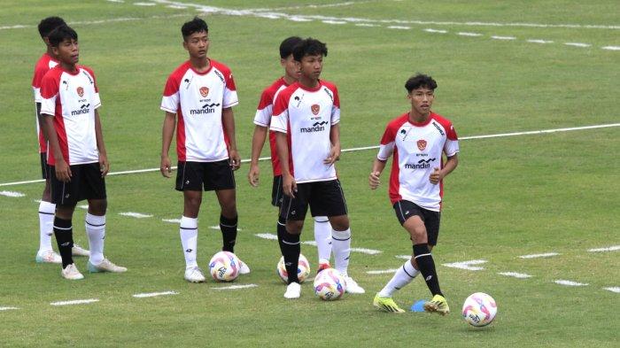 Pemain Timnas Indonesia U-17 menjalani latihan sore di Stadion Sidolig, Jalan Ahmad Yani, Kota Bandung, Jawa Barat, Jumat (10/1/2025).