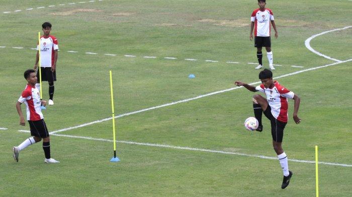 Pemain Timnas Indonesia U-17 menjalani latihan sore di Stadion Sidolig, Jalan Ahmad Yani, Kota Bandung, Jawa Barat, Jumat (10/1/2025).