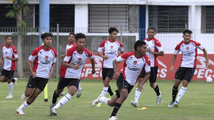 Pemain Timnas Indonesia U-17 menjalani latihan sore di Stadion Sidolig, Jalan Ahmad Yani, Kota Bandung, Jawa Barat, Jumat (10/1/2025).