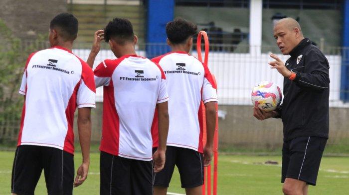 Pelatih Nova Arianto memimpin latihan sore Timnas Indonesia U-17 di Stadion Sidolig, Jalan Ahmad Yani, Kota Bandung, Jawa Barat, Jumat (10/1/2025).