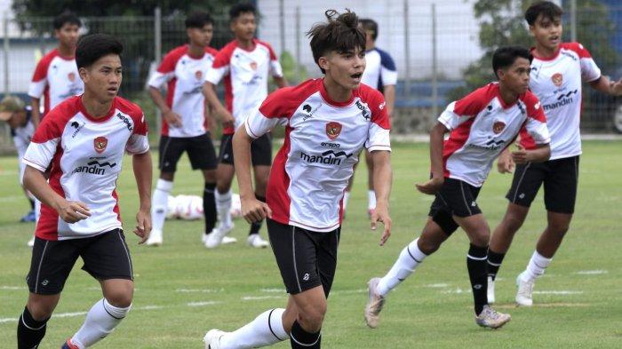 Pemain Timnas Indonesia U-17 menjalani latihan sore di Stadion Sidolig, Jalan Ahmad Yani, Kota Bandung, Jawa Barat, Jumat (10/1/2025).