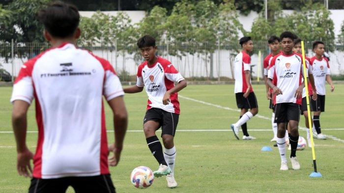 Pemain Timnas Indonesia U-17 menjalani latihan sore di Stadion Sidolig, Jalan Ahmad Yani, Kota Bandung, Jawa Barat, Jumat (10/1/2025).