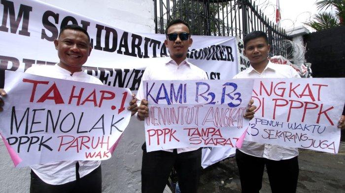 Sejumlah guru dan tenaga pendidik (tendik) honorer melakukan aksi unjuk rasa di halaman Gedung DPRD Provinsi Jawa Barat, Jalan Diponegoro, Kota Bandung, Jawa Barat, Senin (13/1/2025).