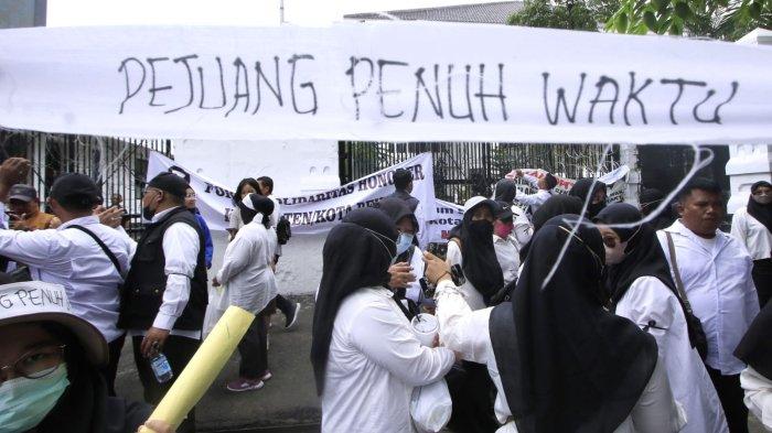 Sejumlah guru dan tenaga pendidik (tendik) honorer melakukan aksi unjuk rasa di halaman Gedung DPRD Provinsi Jawa Barat, Jalan Diponegoro, Kota Bandung, Jawa Barat, Senin (13/1/2025).