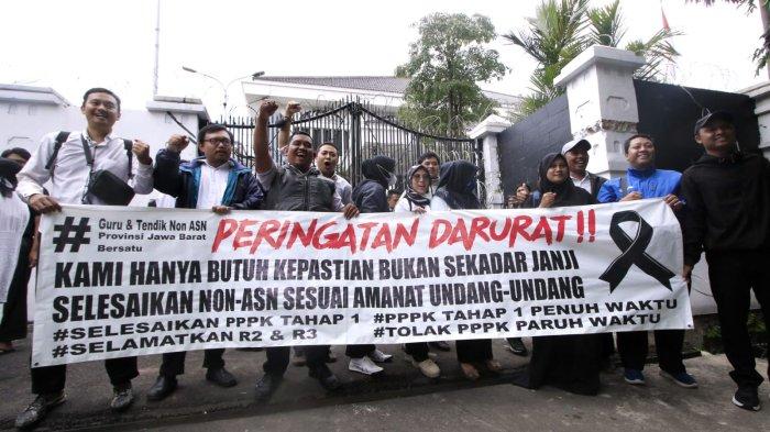 Sejumlah guru dan tenaga pendidik (tendik) honorer melakukan aksi unjuk rasa di halaman Gedung DPRD Provinsi Jawa Barat, Jalan Diponegoro, Kota Bandung, Jawa Barat, Senin (13/1/2025).
