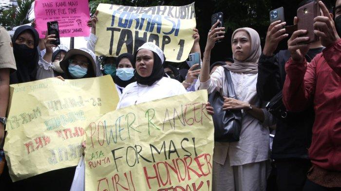 Sejumlah guru dan tenaga pendidik (tendik) honorer melakukan aksi unjuk rasa di halaman Gedung DPRD Provinsi Jawa Barat, Jalan Diponegoro, Kota Bandung, Jawa Barat, Senin (13/1/2025).