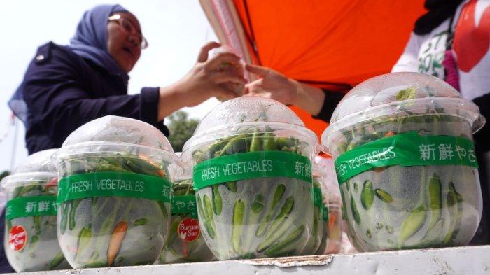 Warga berbelanja cabai rawit pada gelaran Stabilisasi Pasokan dan Harga Pangan (SPHP) di halaman Kantor Dinas Ketahanan Pangan dan Pertanian (DKPP) Kota Bandung, Jalan Arjuna, Kota Bandung, Jawa Barat, Rabu (15/1/2025).