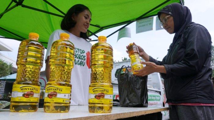 Warga membeli Minyakita pada gelaran Stabilisasi Pasokan dan Harga Pangan (SPHP) di halaman Kantor Dinas Ketahanan Pangan dan Pertanian (DKPP) Kota Bandung, Jalan Arjuna, Kota Bandung, Jawa Barat, Rabu (15/1/2025).