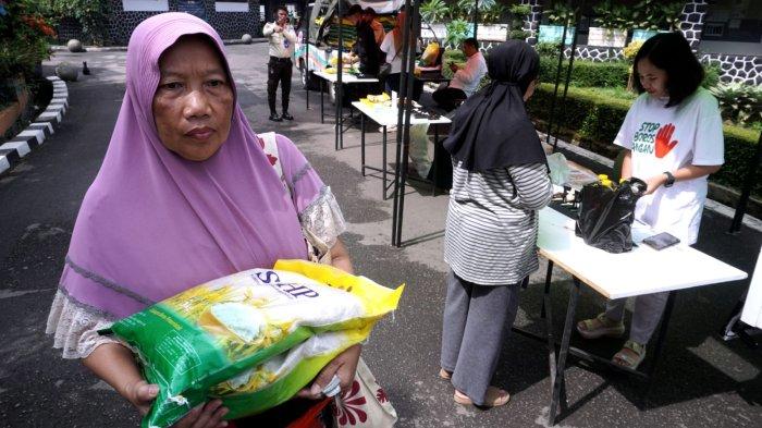Warga membeli beras pada gelaran Stabilisasi Pasokan dan Harga Pangan (SPHP) di halaman Kantor Dinas Ketahanan Pangan dan Pertanian (DKPP) Kota Bandung, Jalan Arjuna, Kota Bandung, Jawa Barat, Rabu (15/1/2025).