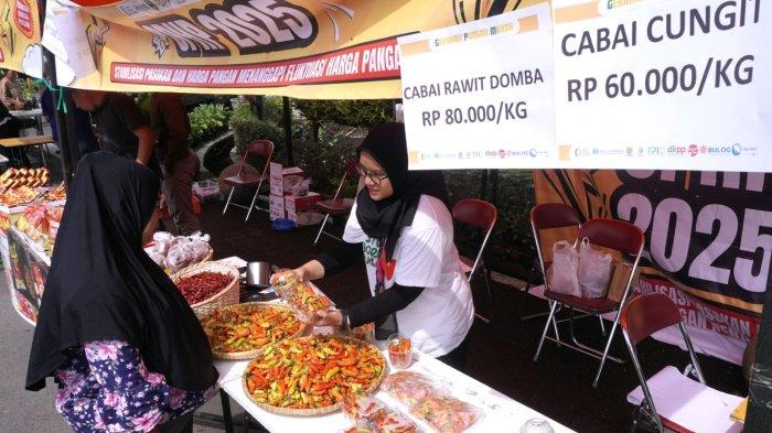 Warga berbelanja cabai rawit pada gelaran Stabilisasi Pasokan dan Harga Pangan (SPHP) di halaman Kantor Dinas Ketahanan Pangan dan Pertanian (DKPP) Kota Bandung, Jalan Arjuna, Kota Bandung, Jawa Barat, Rabu (15/1/2025).