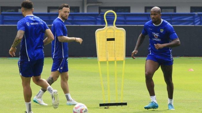 Pemain Persib Bandung melakukan official training atau latihan resmi di Stadion Gelora Bandung Lautan Api (GBLA), Kota Bandung, Jawa Barat, Kamis (16/1/2025).