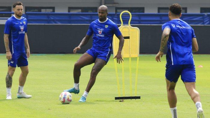 Pemain Persib Bandung melakukan official training atau latihan resmi di Stadion Gelora Bandung Lautan Api (GBLA), Kota Bandung, Jawa Barat, Kamis (16/1/2025).