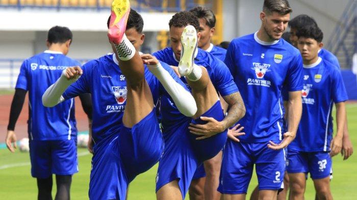 Pemain Persib Bandung melakukan official training atau latihan resmi di Stadion Gelora Bandung Lautan Api (GBLA), Kota Bandung, Jawa Barat, Kamis (16/1/2025).