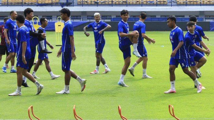 Pemain Persib Bandung melakukan official training atau latihan resmi di Stadion Gelora Bandung Lautan Api (GBLA), Kota Bandung, Jawa Barat, Kamis (16/1/2025).