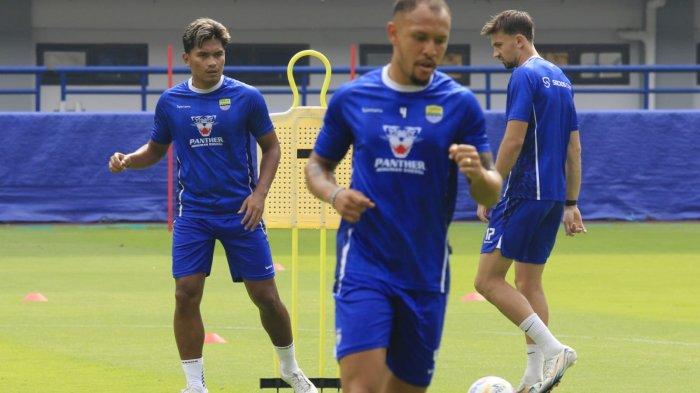 Pemain Persib Bandung melakukan official training atau latihan resmi di Stadion Gelora Bandung Lautan Api (GBLA), Kota Bandung, Jawa Barat, Kamis (16/1/2025).