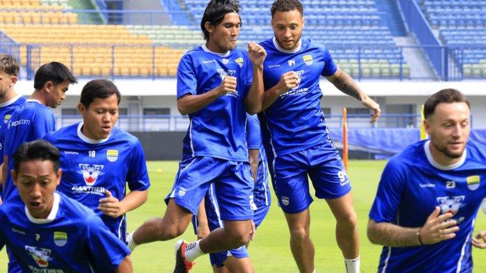 Pemain Persib Bandung melakukan official training atau latihan resmi di Stadion Gelora Bandung Lautan Api (GBLA), Kota Bandung, Jawa Barat, Kamis (16/1/2025).