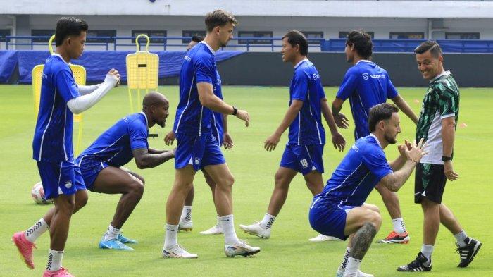 Pemain Persib Bandung melakukan official training atau latihan resmi di Stadion Gelora Bandung Lautan Api (GBLA), Kota Bandung, Jawa Barat, Kamis (16/1/2025).