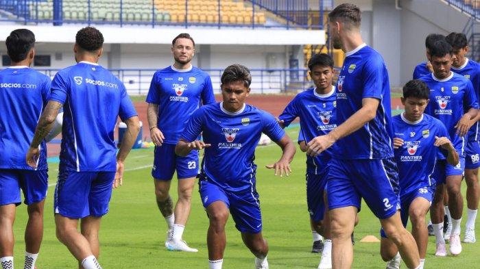 Pemain Persib Bandung melakukan official training atau latihan resmi di Stadion Gelora Bandung Lautan Api (GBLA), Kota Bandung, Jawa Barat, Kamis (16/1/2025).