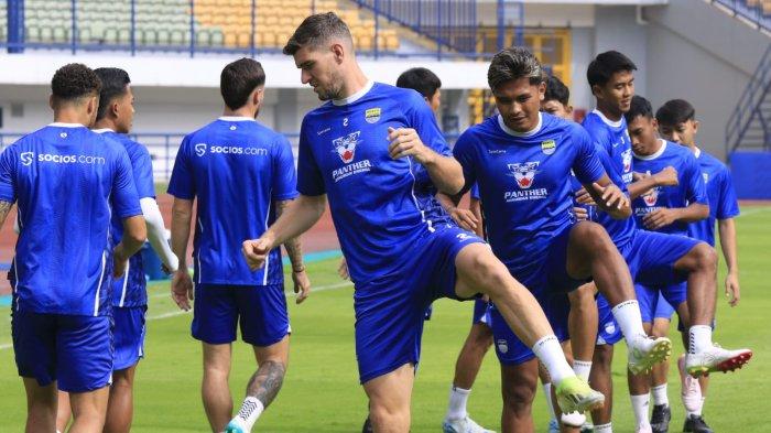 Pemain Persib Bandung melakukan official training atau latihan resmi di Stadion Gelora Bandung Lautan Api (GBLA), Kota Bandung, Jawa Barat, Kamis (16/1/2025).