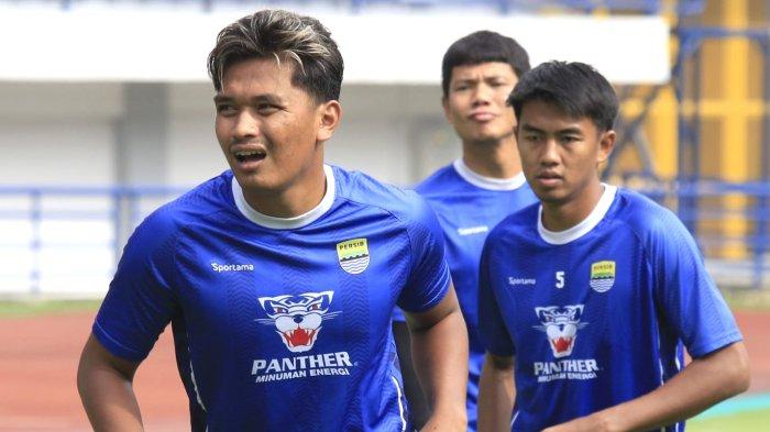 Pemain Persib Bandung, Ahmad Agung mengikuti sesi latihan di Stadion Gelora Bandung Lautan Api (GBLA), Kota Bandung, Jawa Barat, Kamis (16/1/2025).