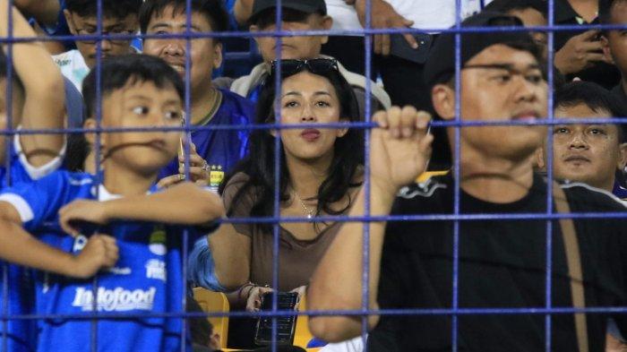 Bobotoh memberikan dukungan kepada Persib Bandung menghadapi Dewa United pada lanjutan Liga 1 2024-2025 di Stadion Gelora Bandung Lautan Api (GBLA), Kota Bandung, Jawa Barat, Jumat (17/1/2025).