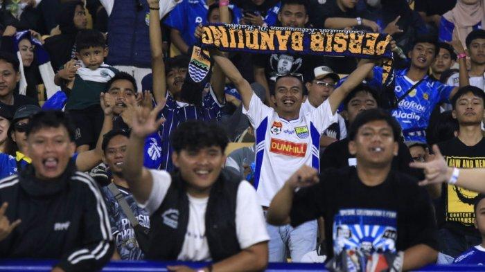 Bobotoh memberikan dukungan kepada Persib Bandung menghadapi Dewa United pada lanjutan Liga 1 2024-2025 di Stadion Gelora Bandung Lautan Api (GBLA), Kota Bandung, Jawa Barat, Jumat (17/1/2025).