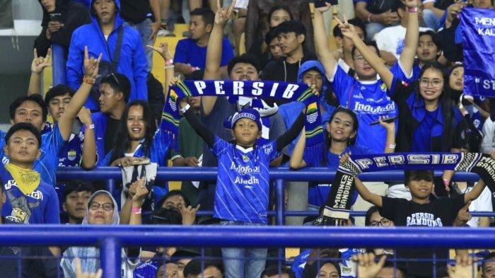 Bobotoh memberikan dukungan kepada Persib Bandung menghadapi Dewa United pada lanjutan Liga 1 2024-2025 di Stadion Gelora Bandung Lautan Api (GBLA), Kota Bandung, Jawa Barat, Jumat (17/1/2025).