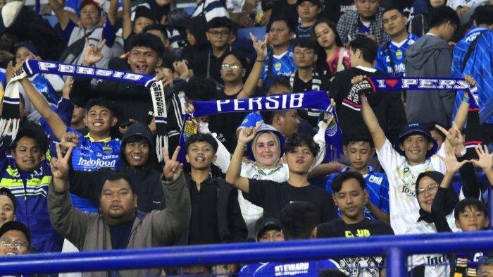 Bobotoh memberikan dukungan kepada Persib Bandung menghadapi Dewa United pada lanjutan Liga 1 2024-2025 di Stadion Gelora Bandung Lautan Api (GBLA), Kota Bandung, Jawa Barat, Jumat (17/1/2025).
