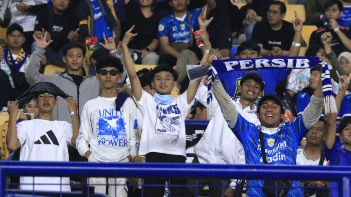Bobotoh memberikan dukungan kepada Persib Bandung menghadapi Dewa United pada lanjutan Liga 1 2024-2025 di Stadion Gelora Bandung Lautan Api (GBLA), Kota Bandung, Jawa Barat, Jumat (17/1/2025).